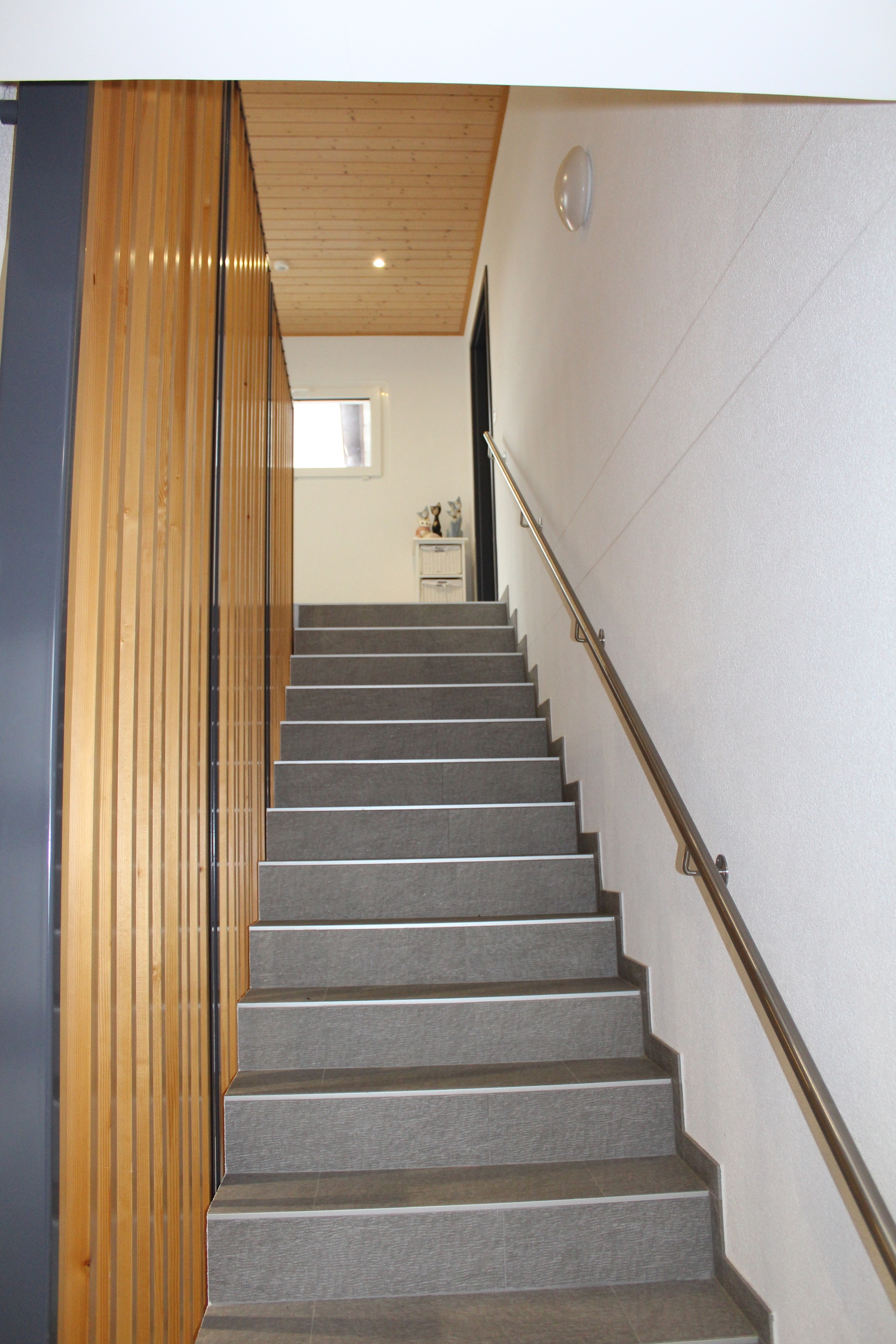 Treppenhaus mit Holzverkleidung