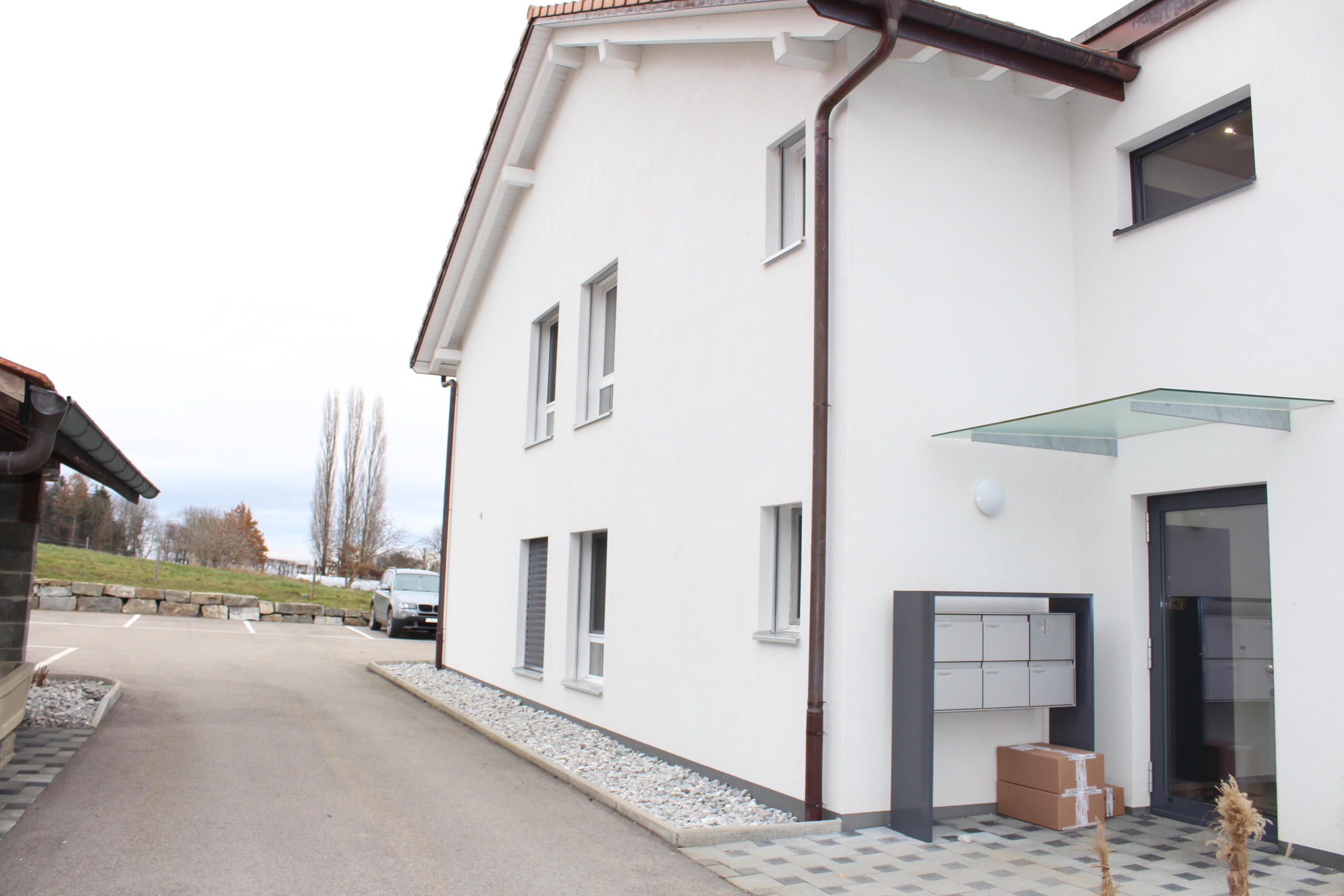 Moderne Hausaußenansicht mit Zufahrt