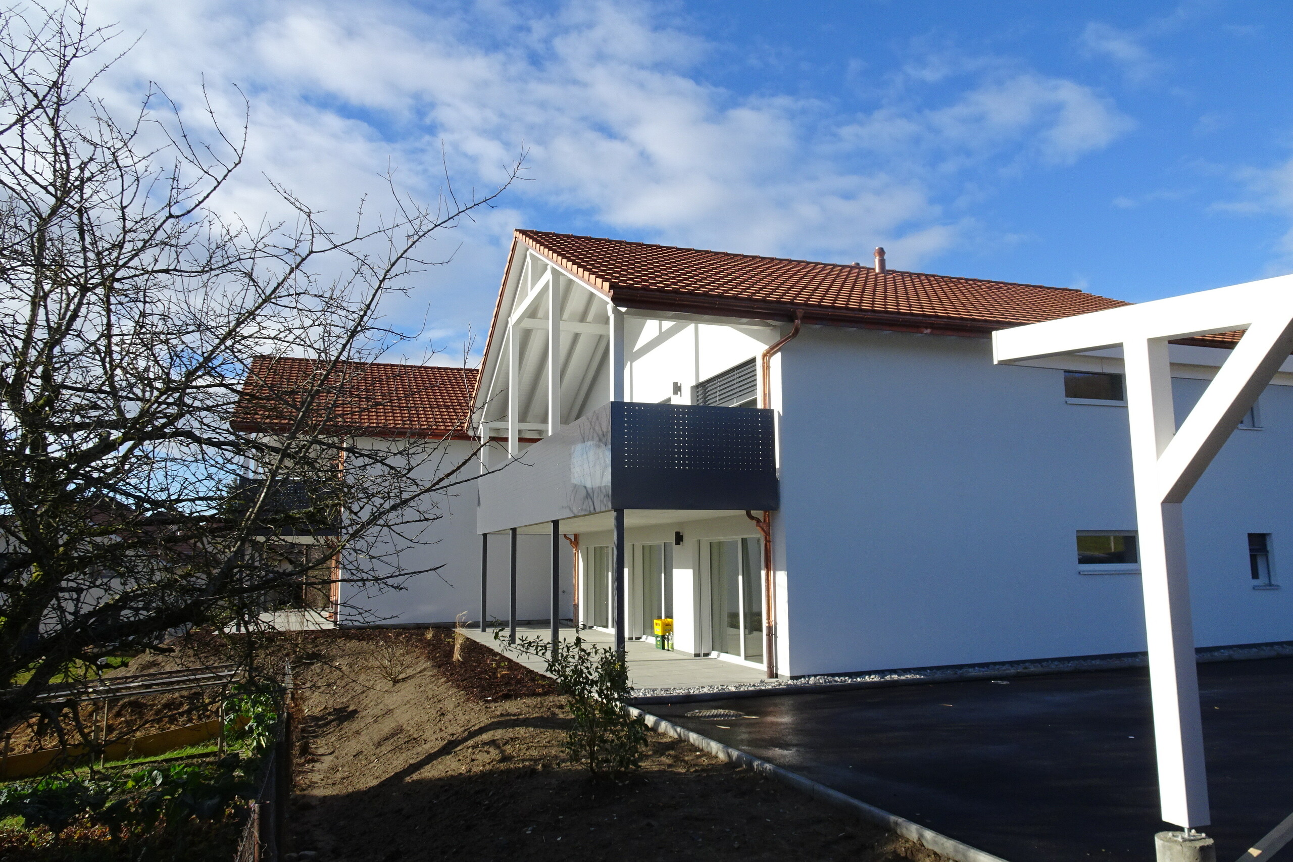 Modernes Einfamilienhaus mit Satteldach und Balkon