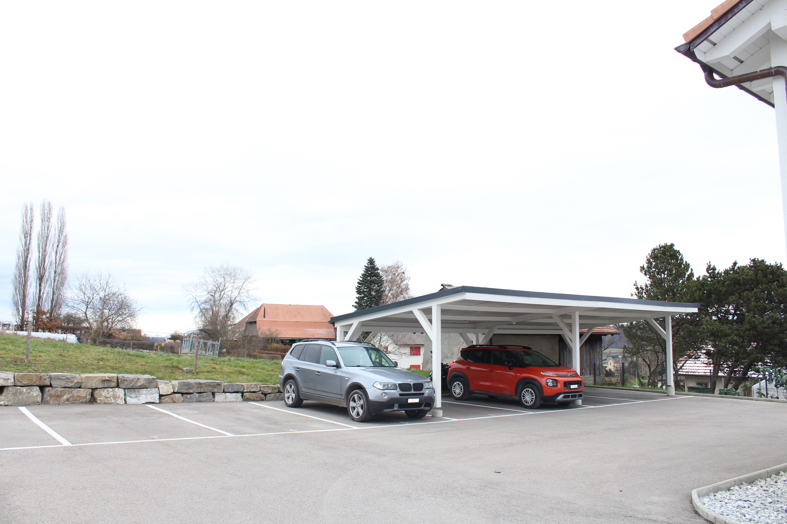 Außenansicht eines Parkplatzes mit Carport