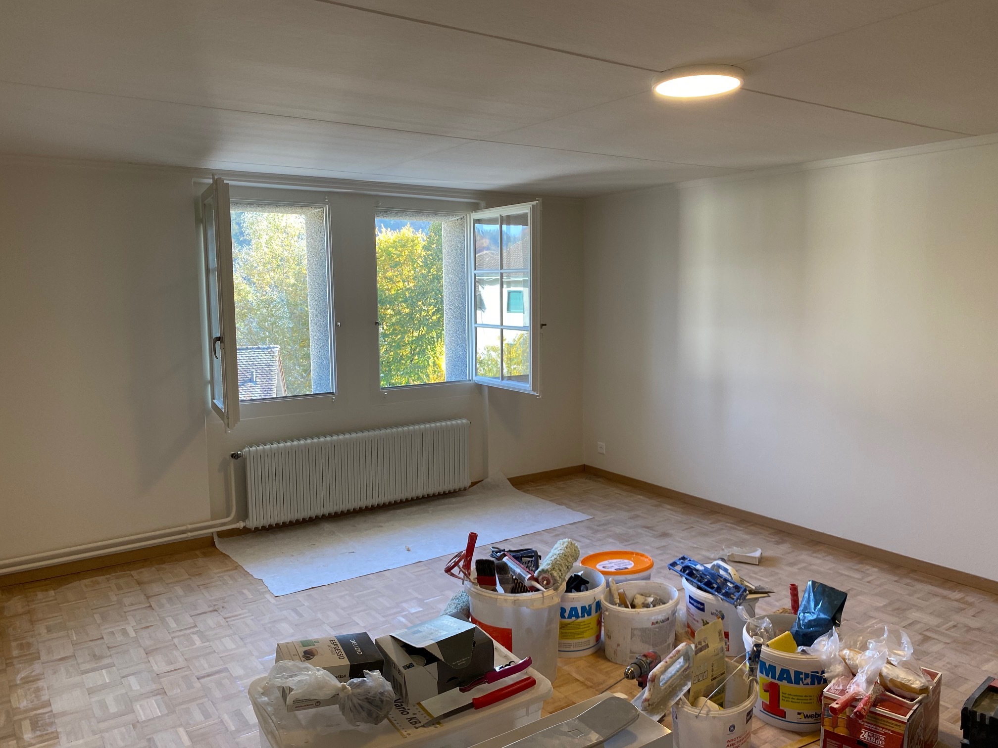 Leerer renovierter Raum mit Fensterfront