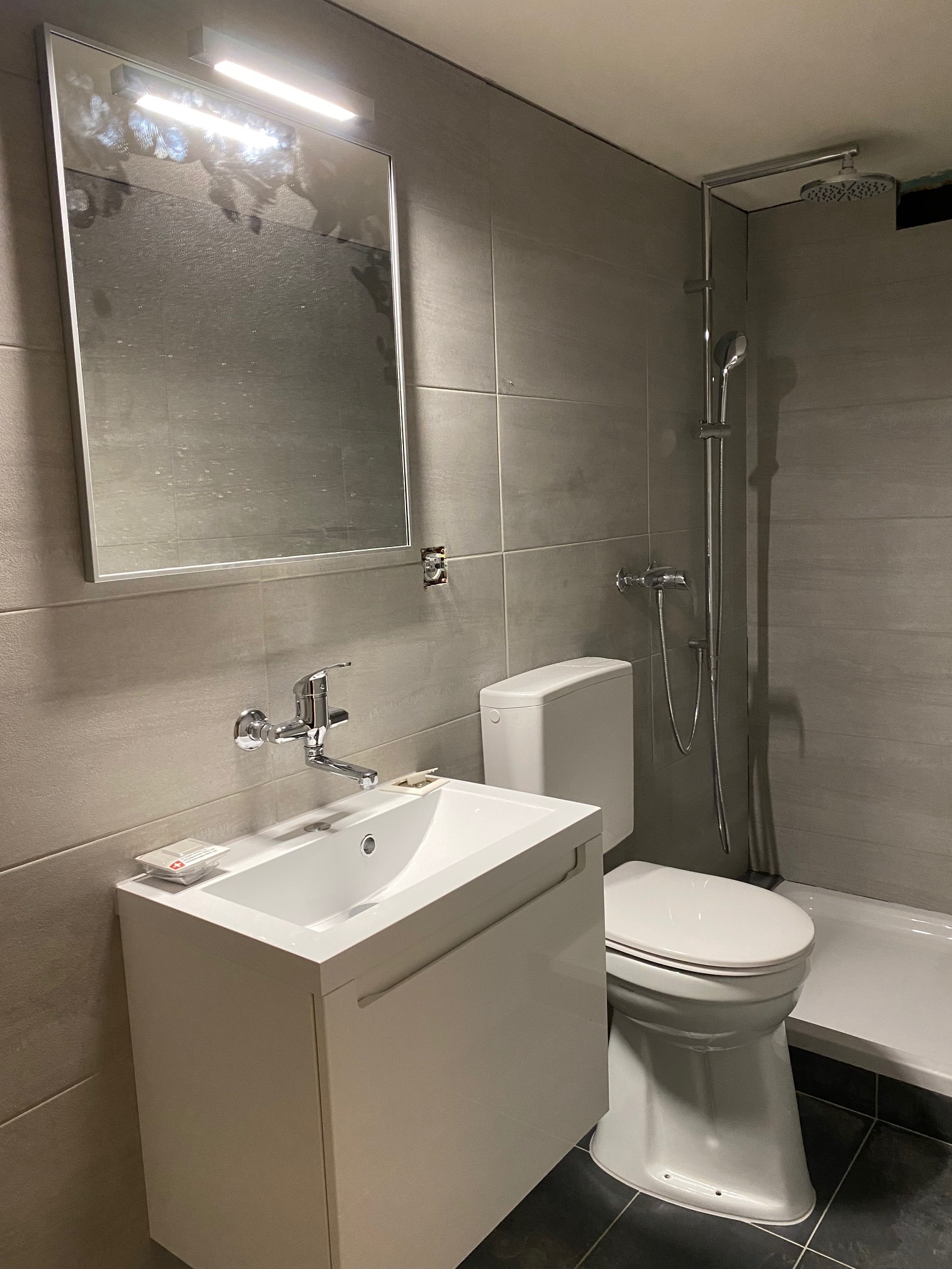 Modernes Badezimmer mit Dusche, WC und Waschtisch