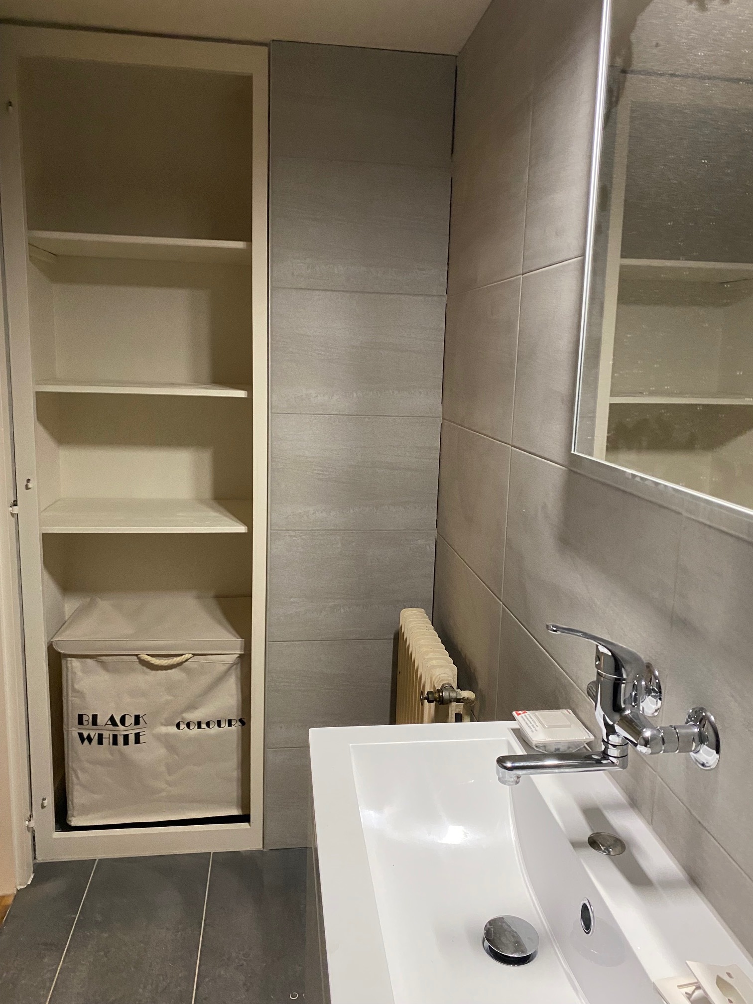 Kleines modernes Badezimmer mit Waschbecken und Stauraum