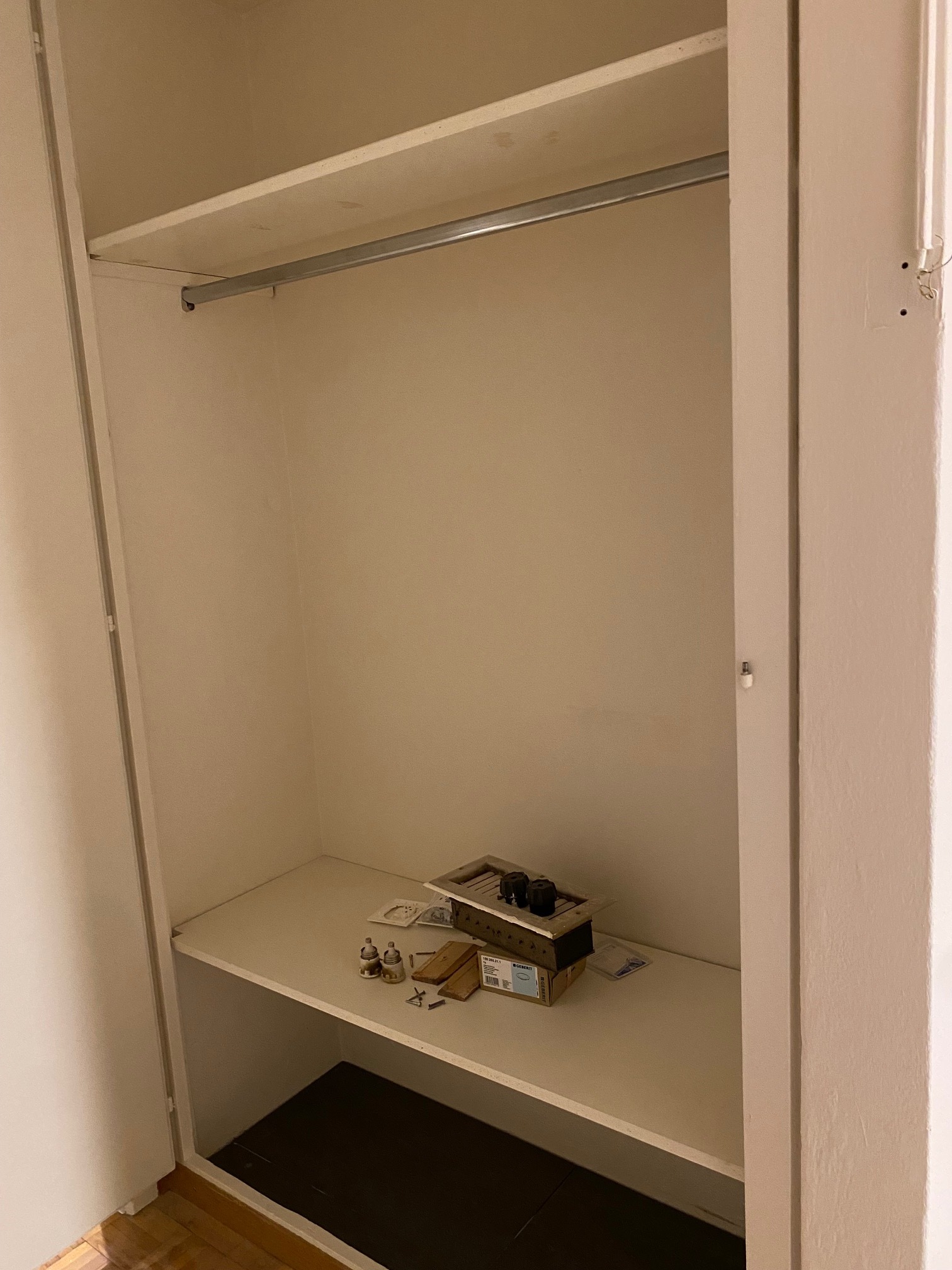 Ein eingebauter Kleiderschrank mit offenen Fächern