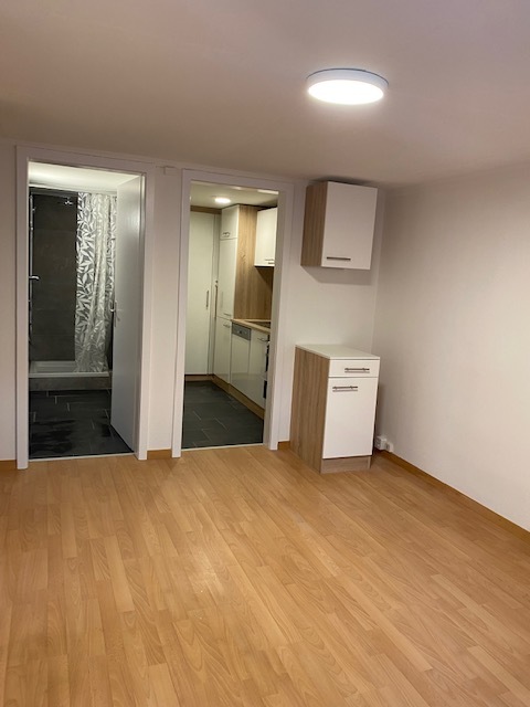 Kleines Wohn- oder Mehrzweckzimmer mit Zugang zu Bad und Küche