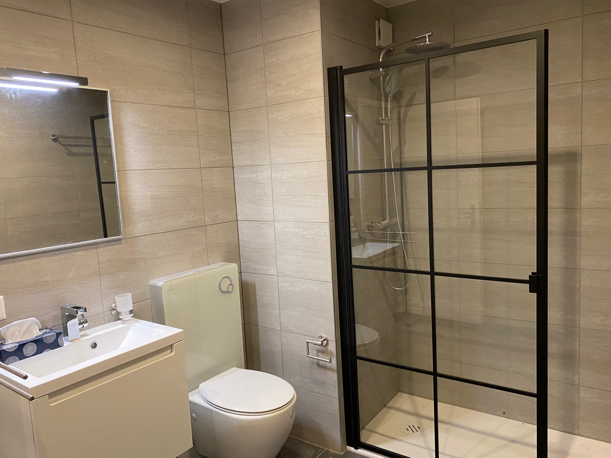 Modernes Badezimmer mit Glasdusche