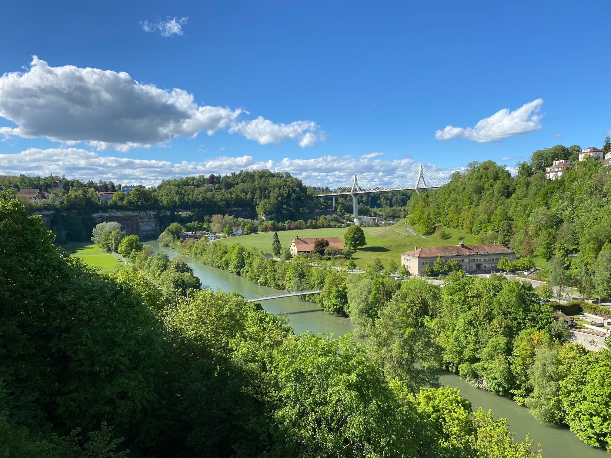 Fluss- und Talblick mit Brücke