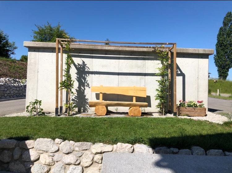 Außenbereich mit Sitzbank und Pergola