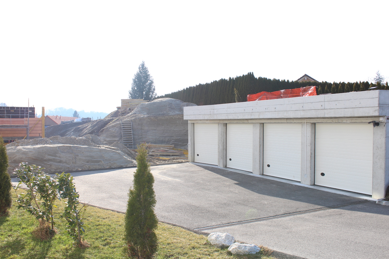 Doppelgarage vor Hanglage