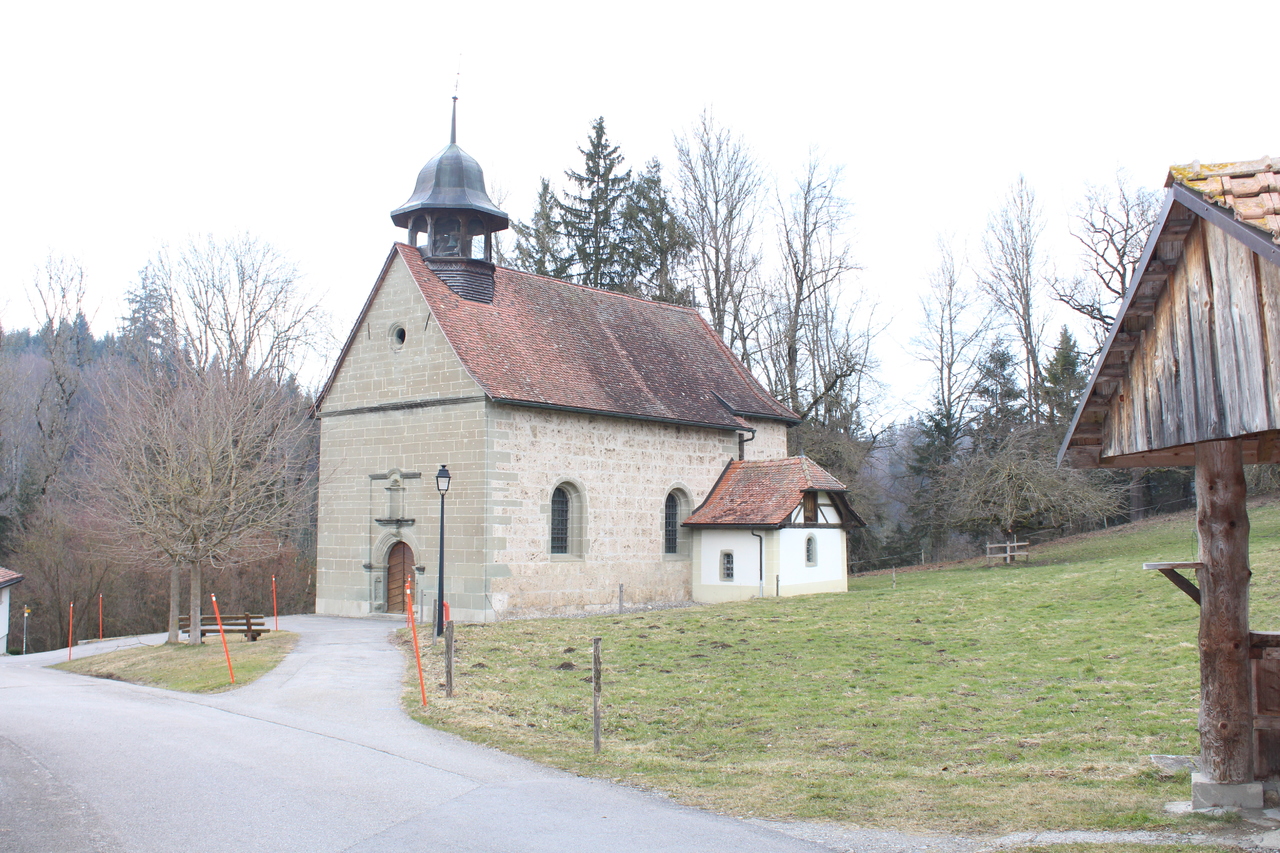 Historische Kapelle in ländlicher Umgebung