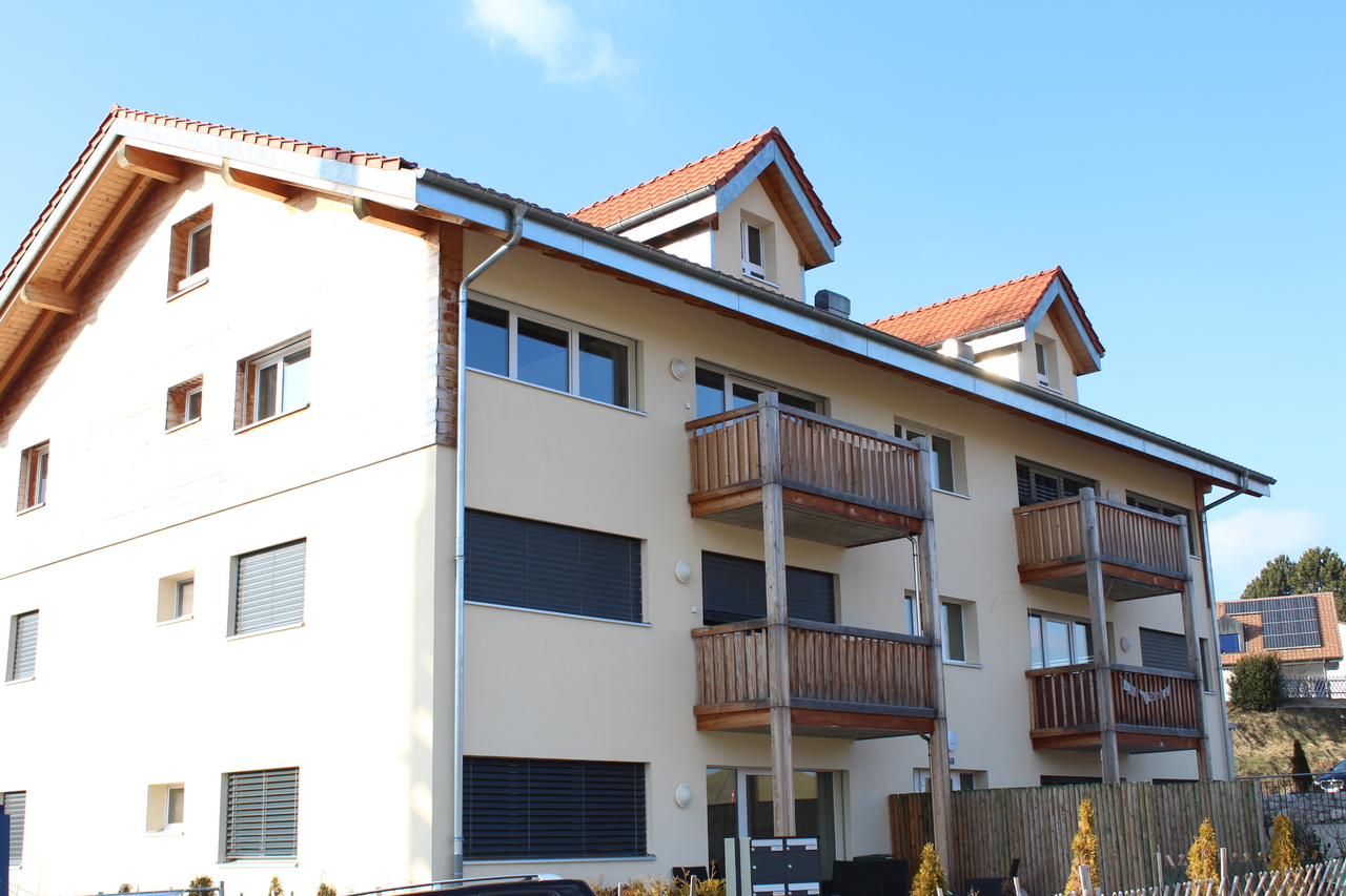 Mehrfamilienhaus mit Holzbalkonen
