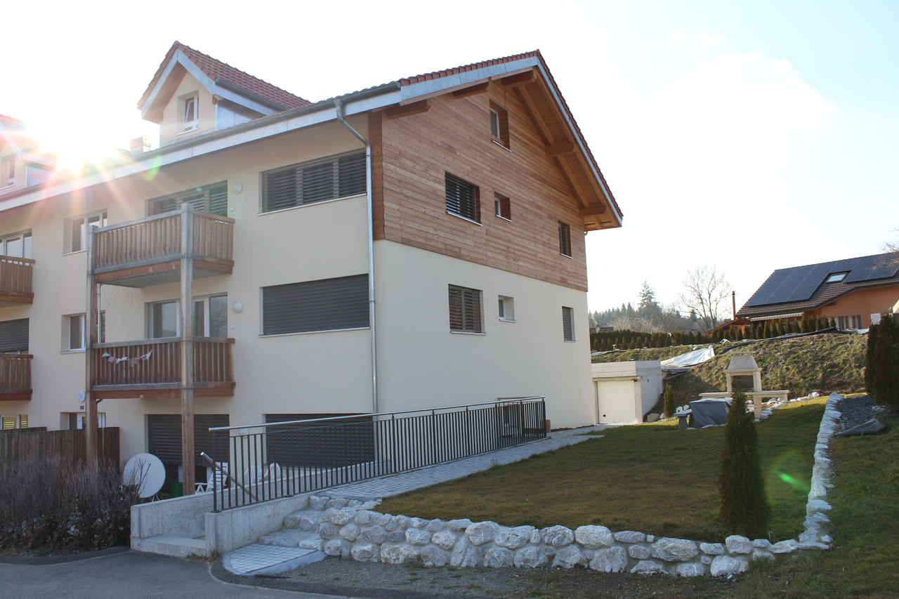 Wohnhaus mit Garten und Holzfassade