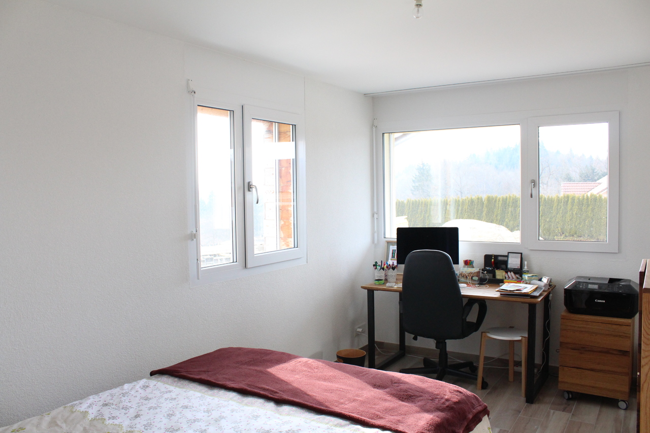 Helles Schlafzimmer mit Arbeitsbereich
