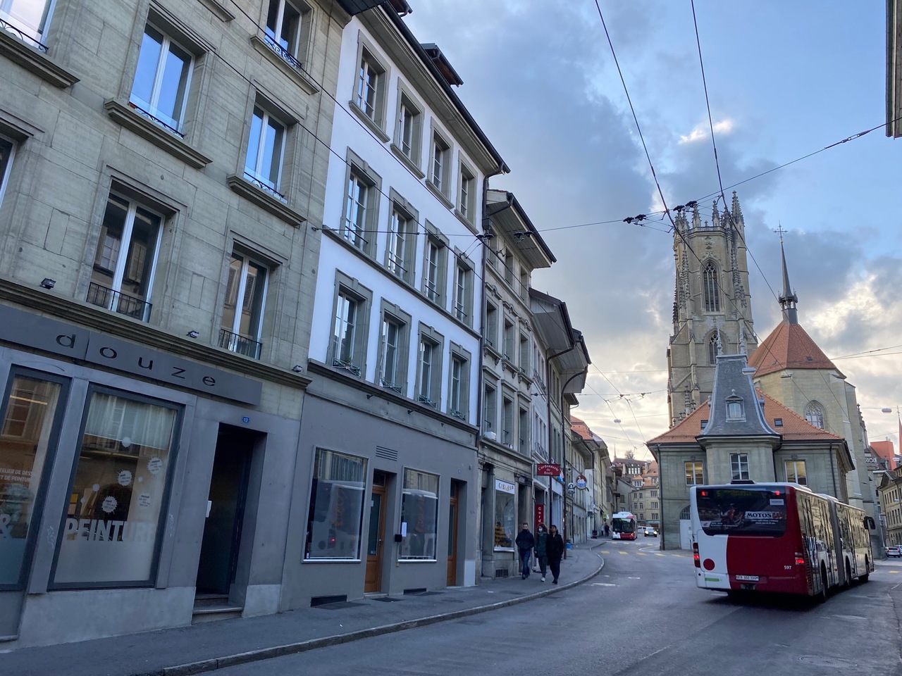 Straßenszene in historischer Innenstadt