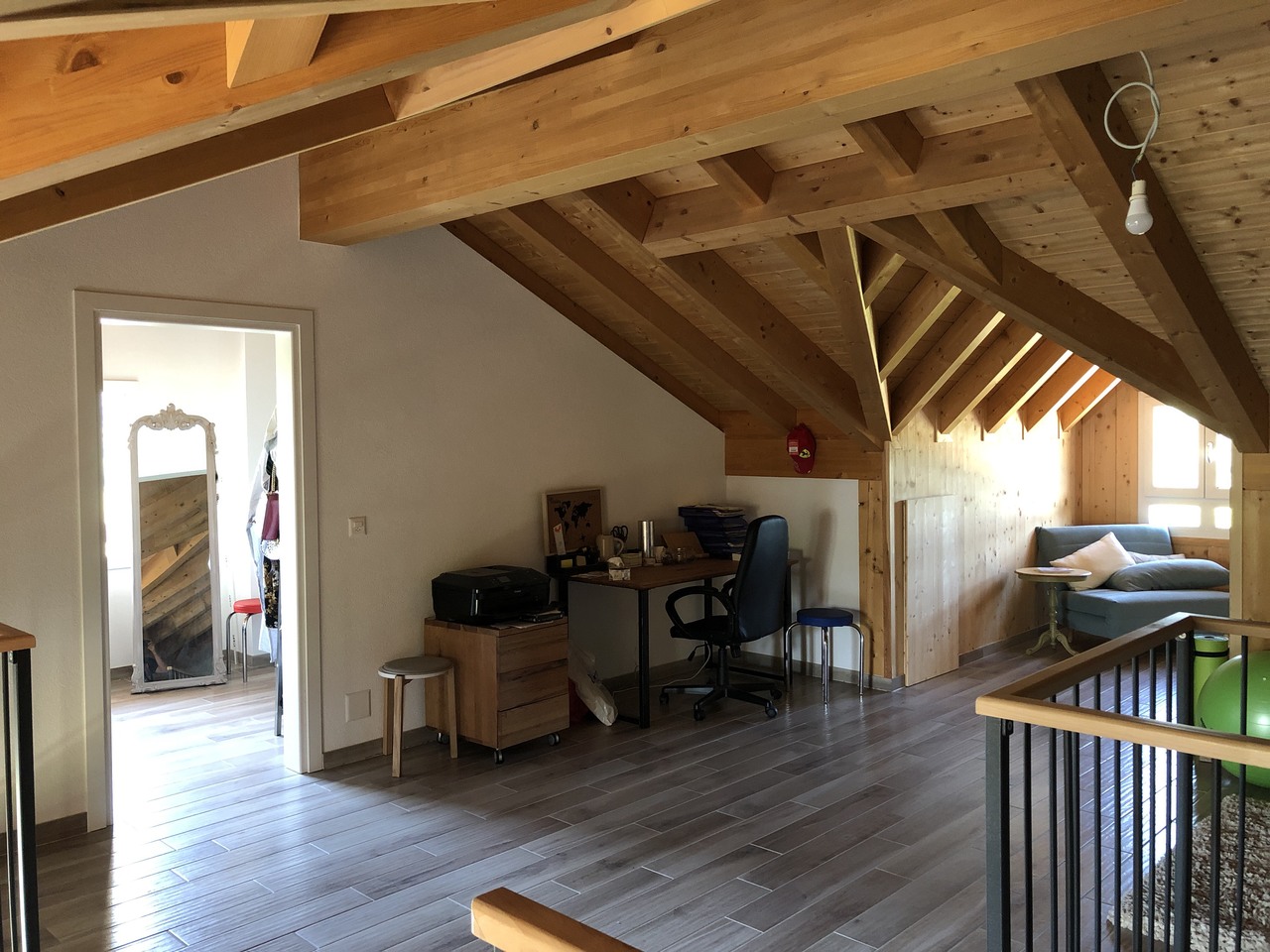 Dachgeschoss mit Holzdecke und Arbeitsbereich