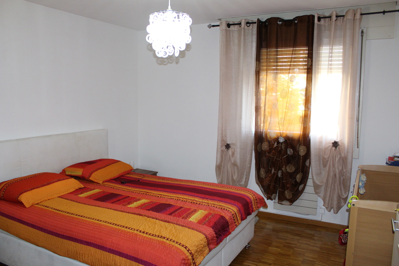 Schlafzimmer mit Doppelbett und Fenster