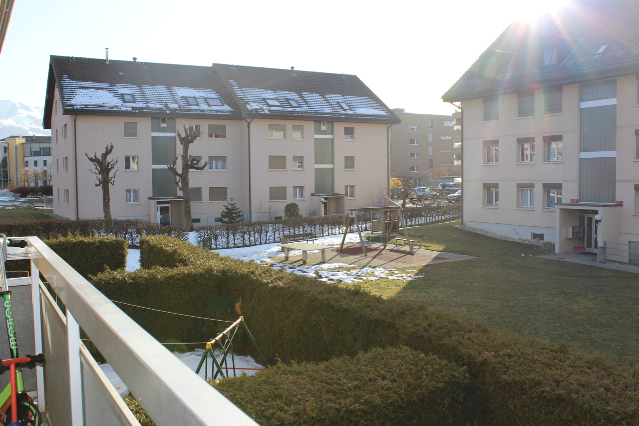Balkonblick auf Wohnanlage mit Innenhof und Spielplatz