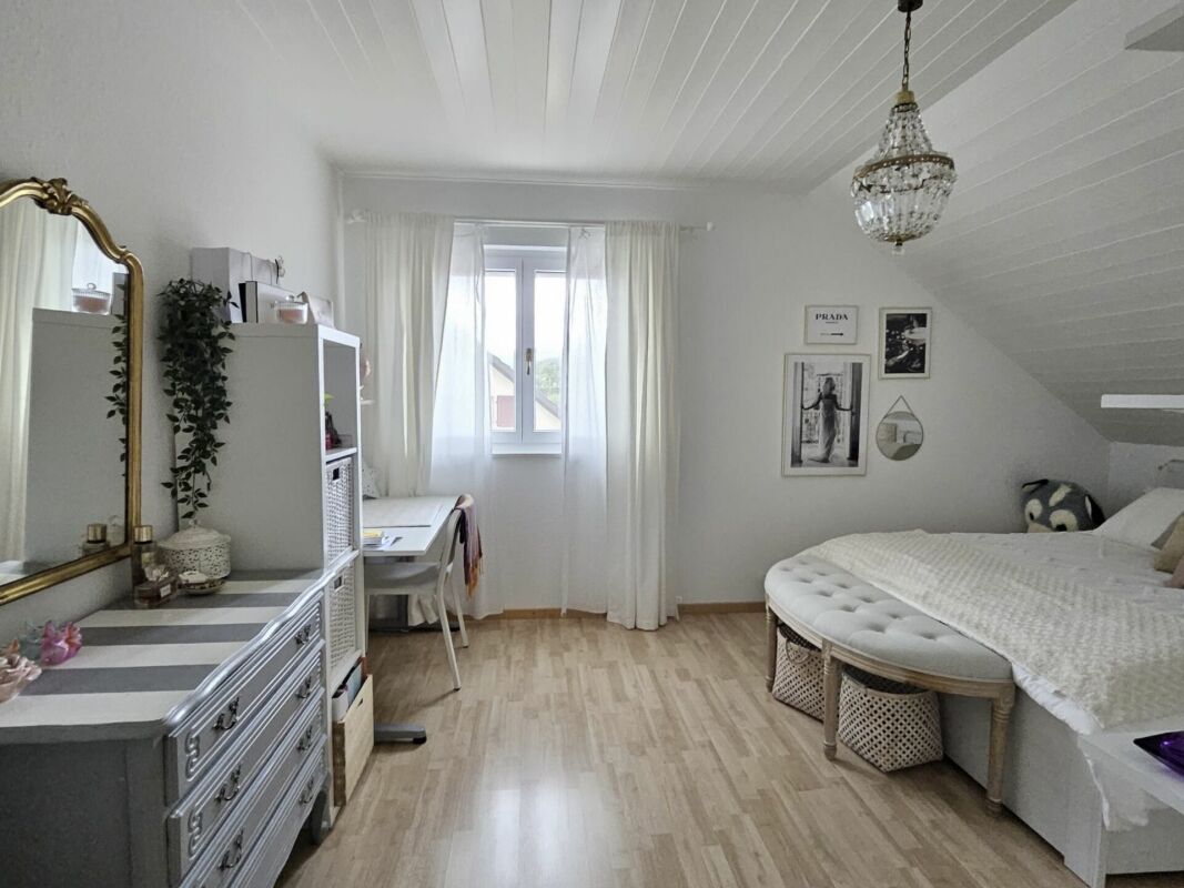 Helles Schlafzimmer im Dachgeschoss