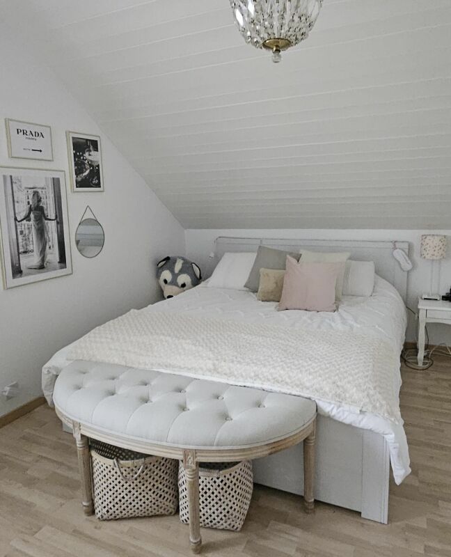 Helles Schlafzimmer unter der Dachschräge