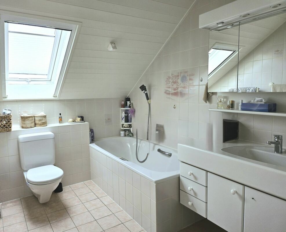Badezimmer mit Dachfenster und Badewanne