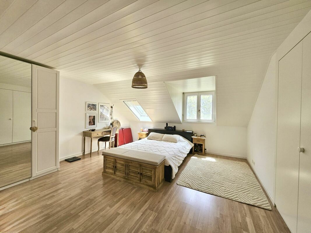 Helles Dachgeschoss-Schlafzimmer