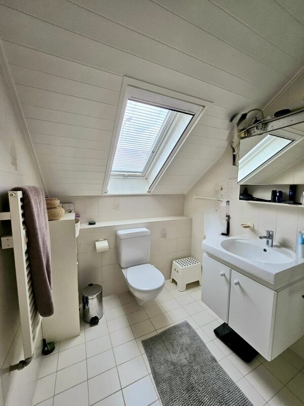 Kleines Dachbad mit WC und Waschtisch