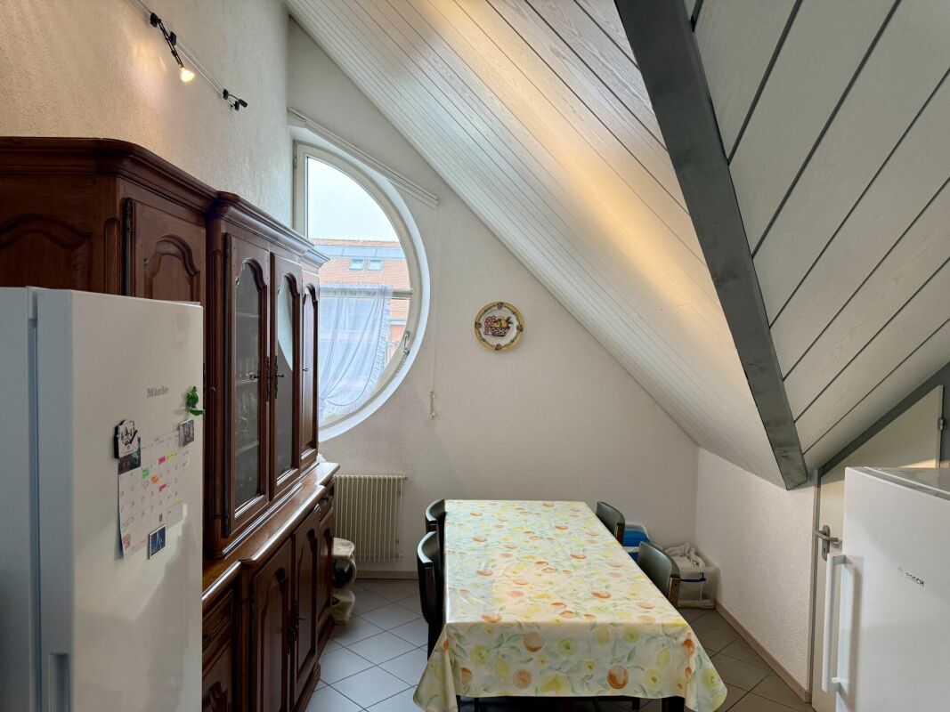 Dachgeschoss-Essbereich mit Rundfenster
