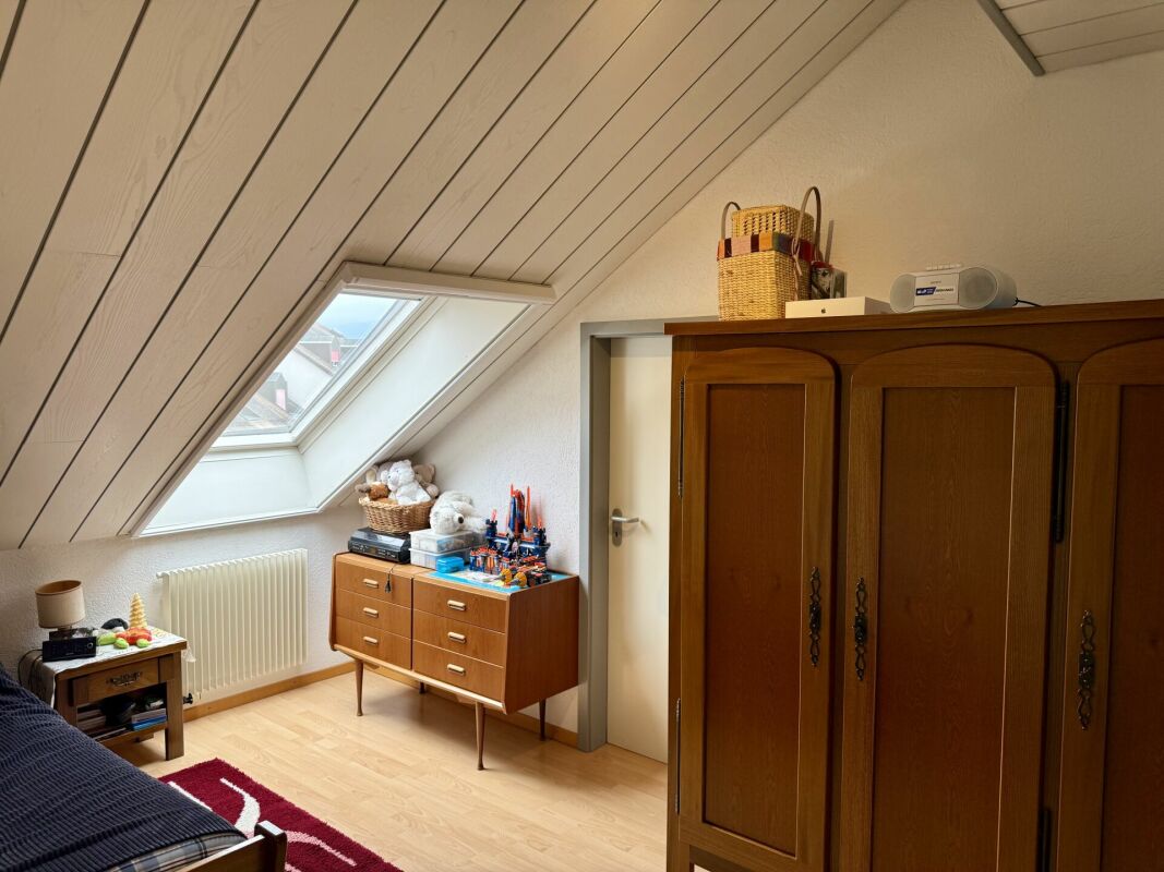 Dachzimmer mit Schräge und Dachfenster