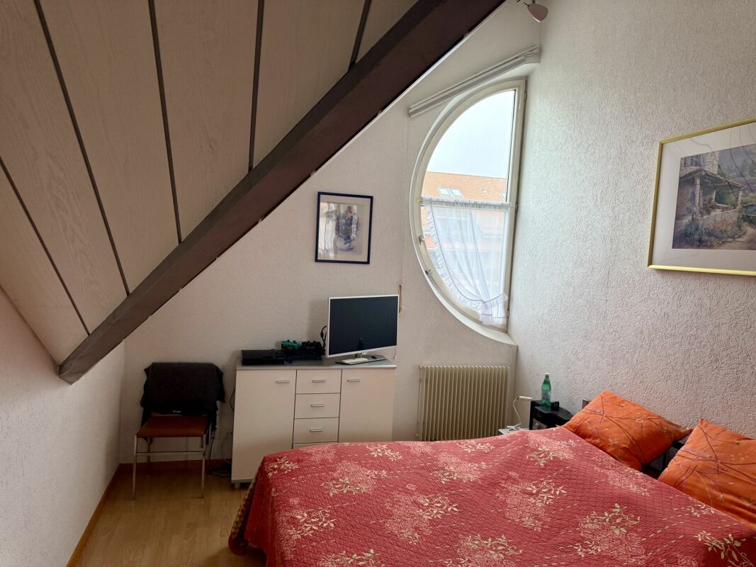 Schlafzimmer mit Dachschräge und Rundfenster