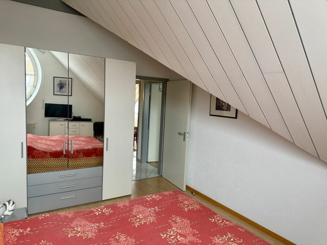 Dachgeschoss-Schlafzimmer mit Schrankwand