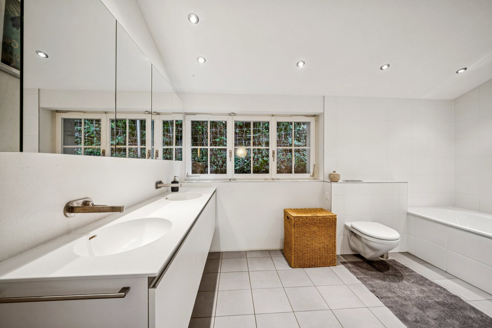 Modernes Badezimmer mit Doppelwaschtisch und Badewanne
