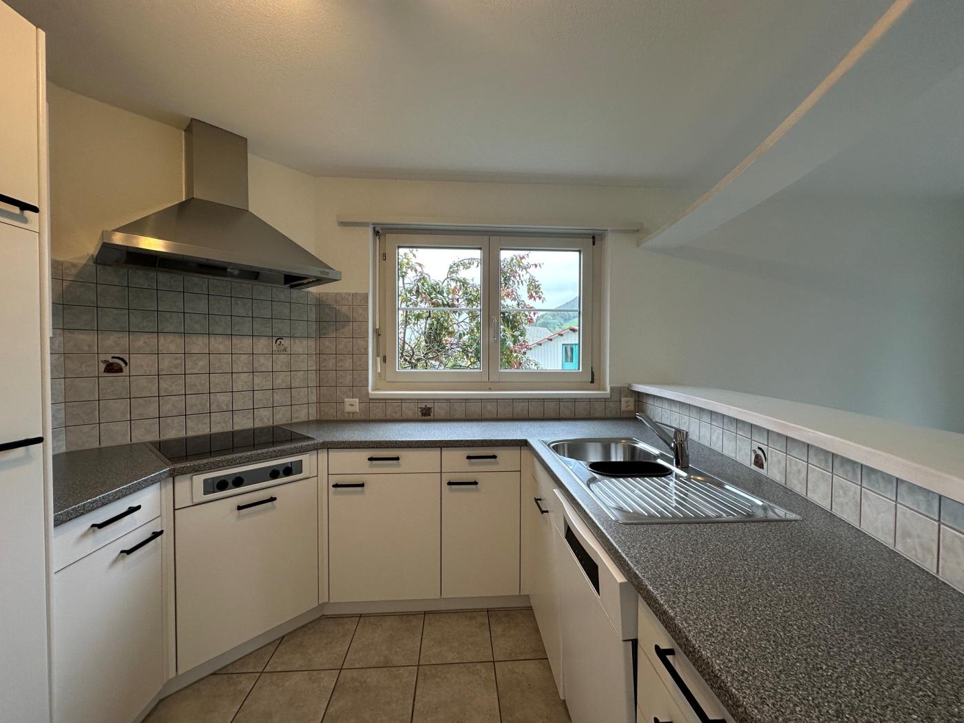 Helle Einbauküche mit Fenster