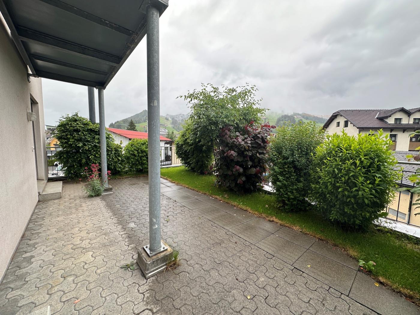 Terrasse mit Garten und Bergblick