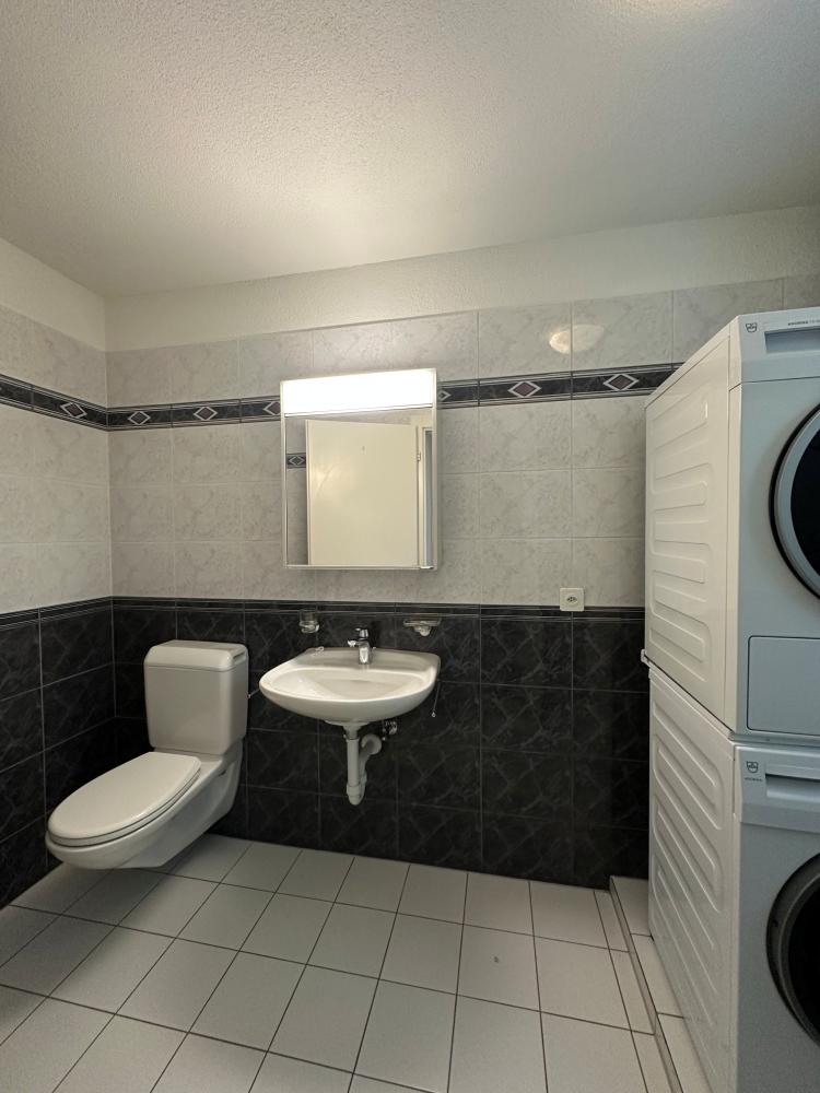 Badezimmer mit WC und Waschtisch