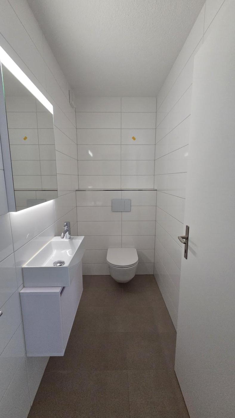Gäste-WC mit wandhängendem WC und Handwaschbecken