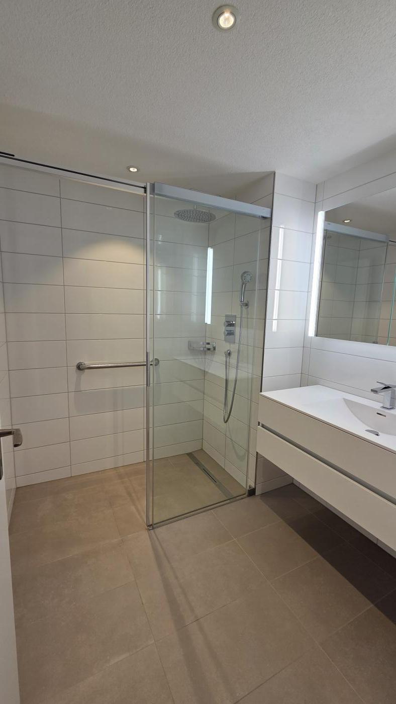 Modernes Badezimmer mit begehbarer Dusche und Waschtisch