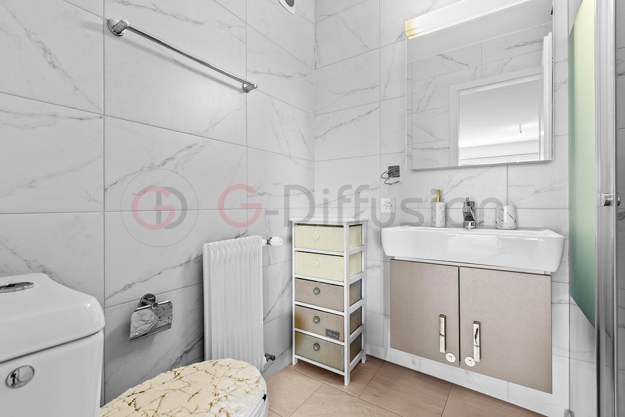 Modernes Badezimmer mit hellen Marmorkacheln