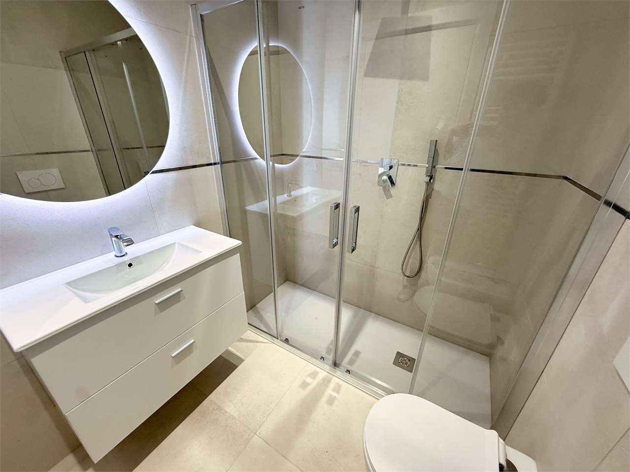 Modernes Badezimmer mit begehbarer Dusche