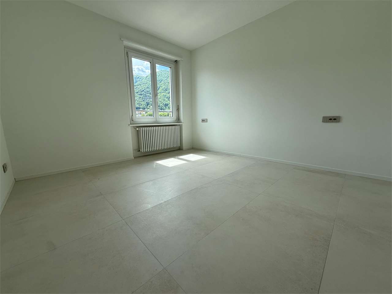 Leerer heller Raum mit Bergblick