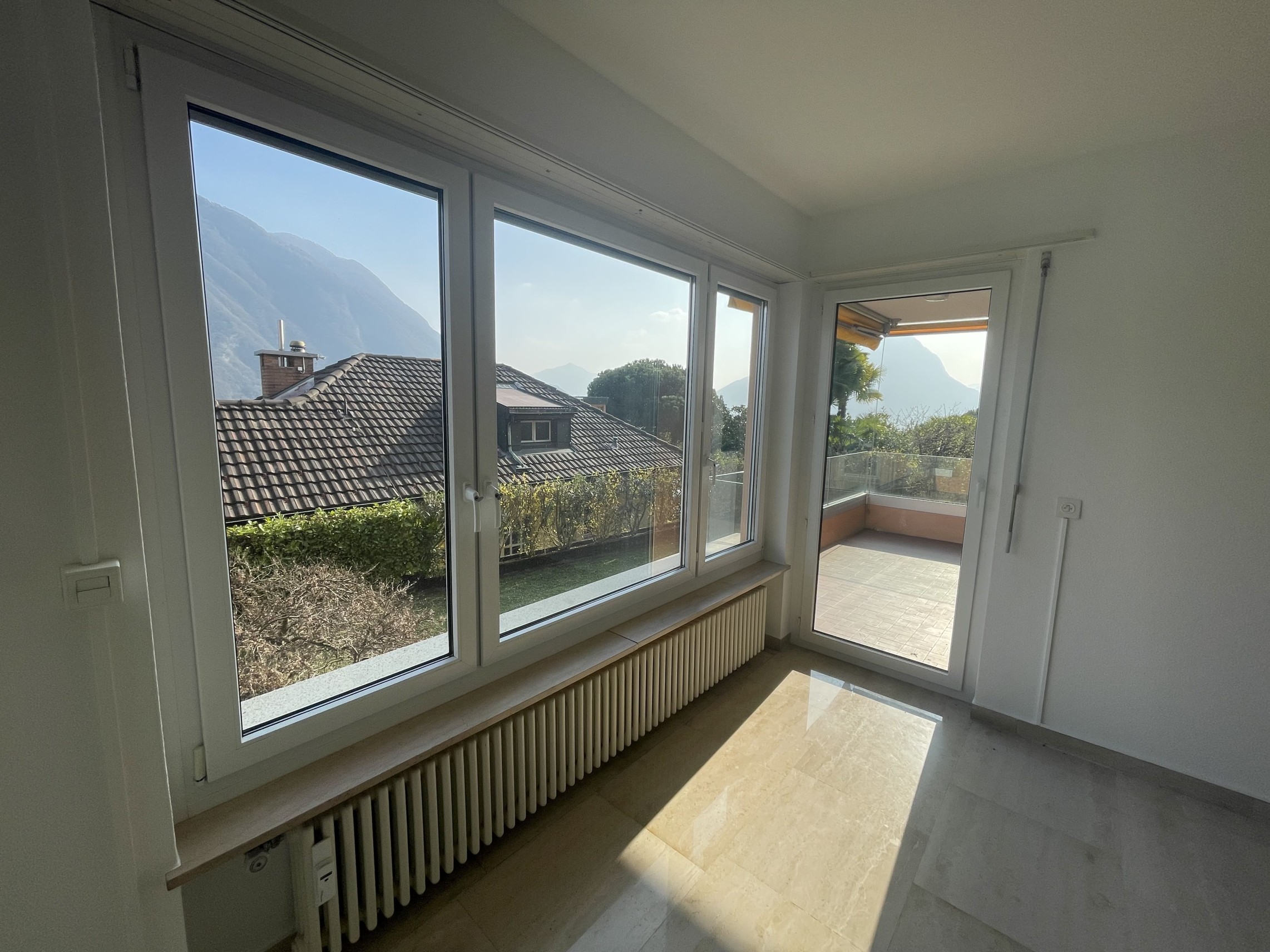 Heller Raum mit Panoramafenstern und Bergblick