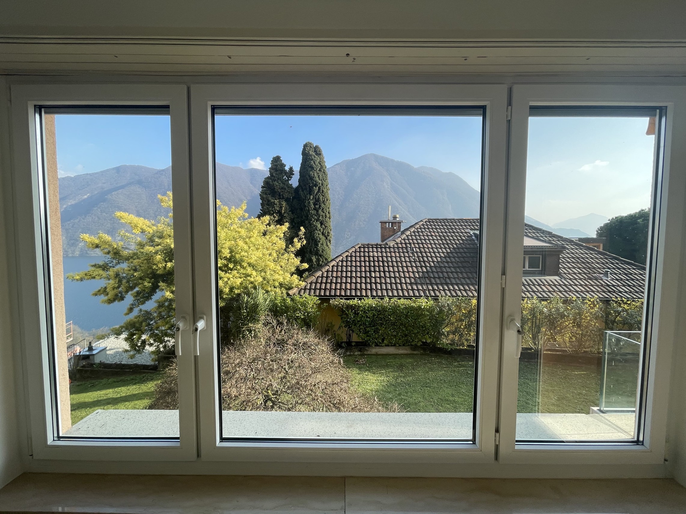Großes Fenster mit Berg- und Seeblick