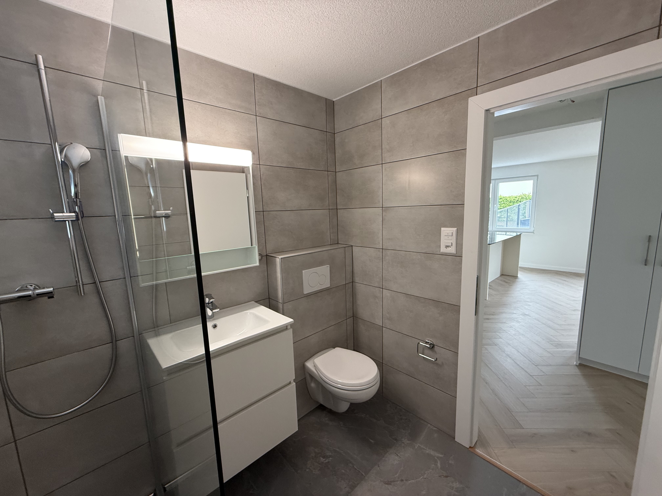 Modernes Badezimmer mit begehbarer Dusche und Wand-WC