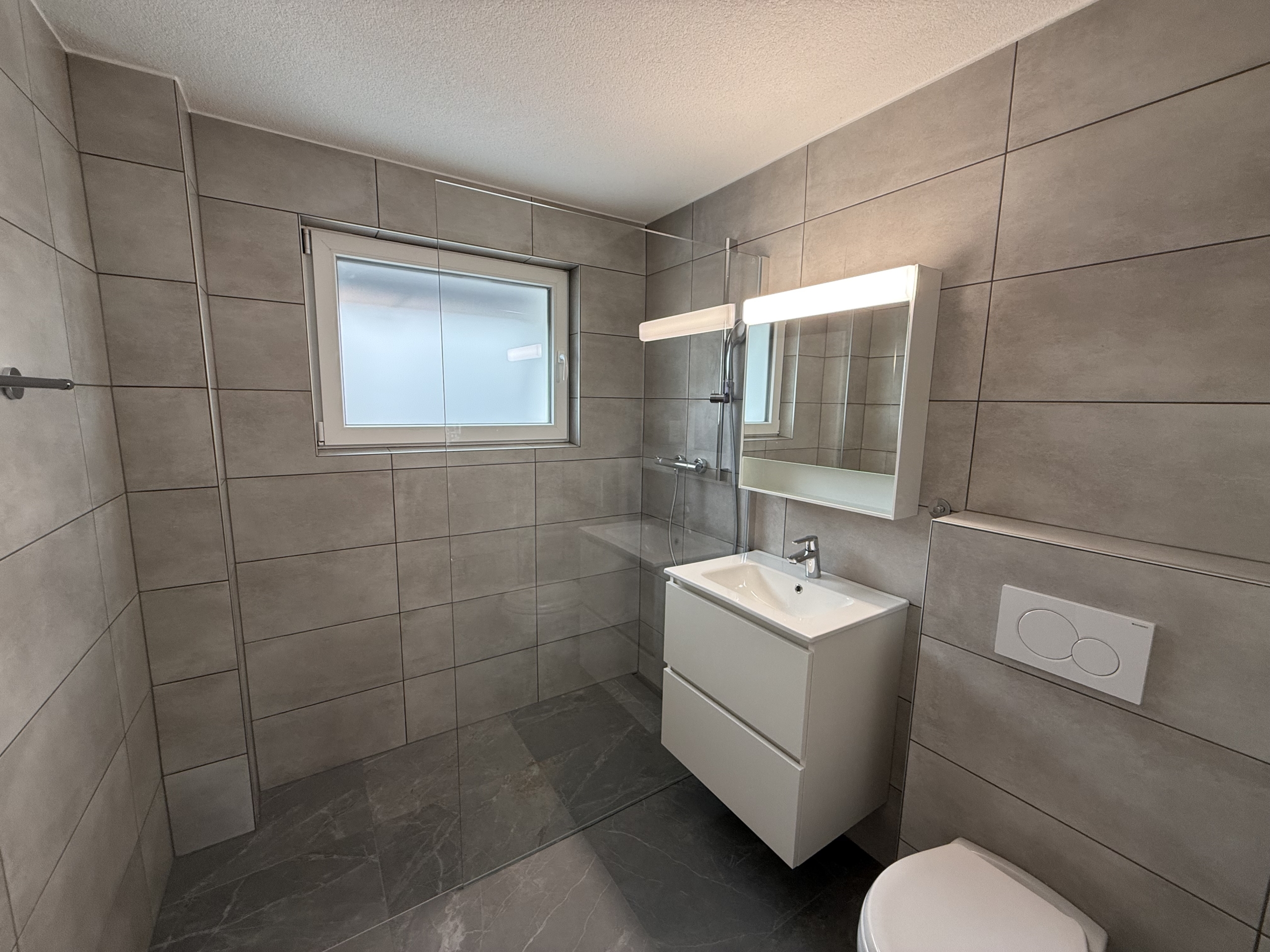 Modernes Badezimmer mit Walk-in-Dusche und Waschtisch