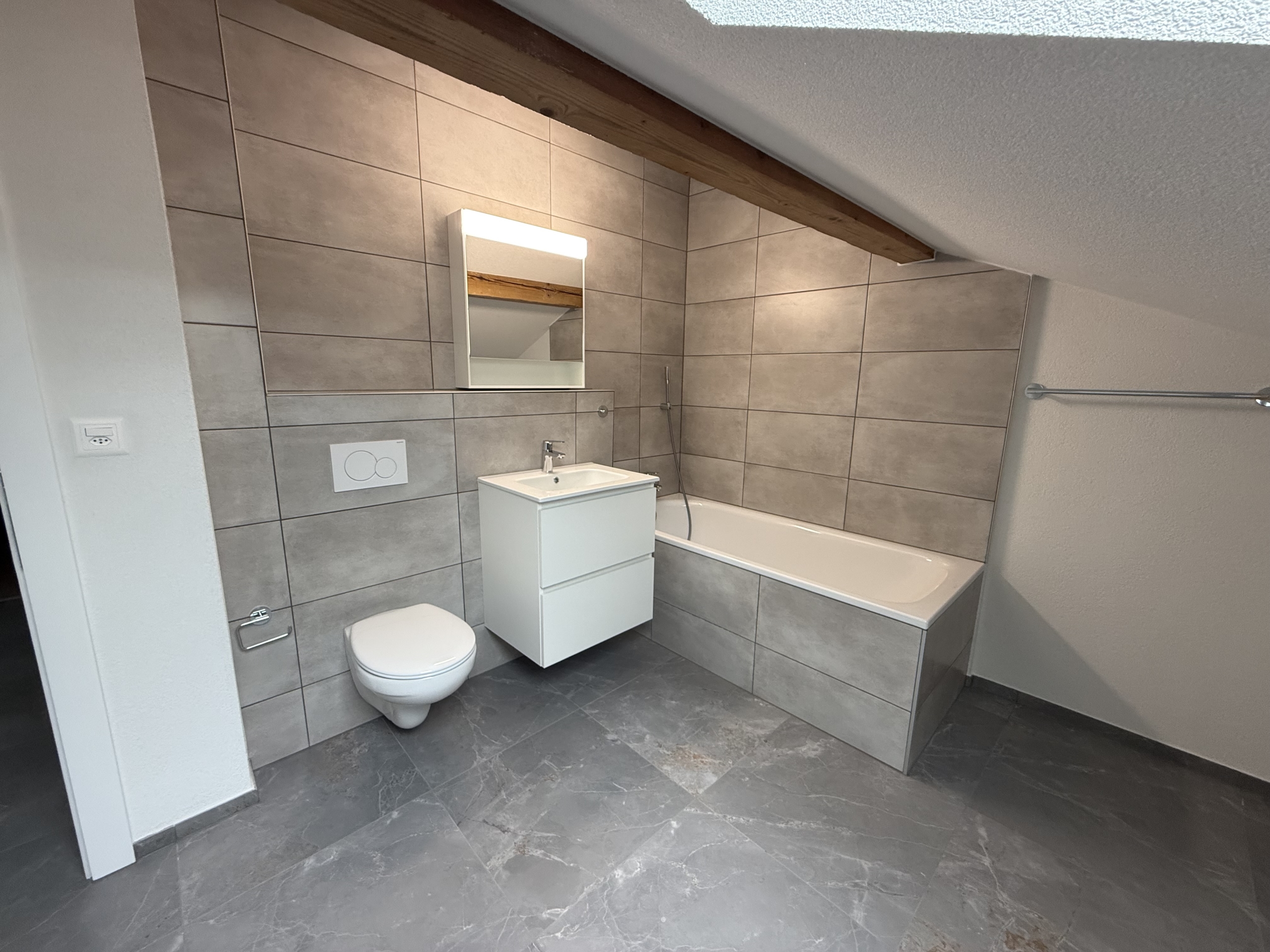 Modernes Badezimmer mit Dachschräge