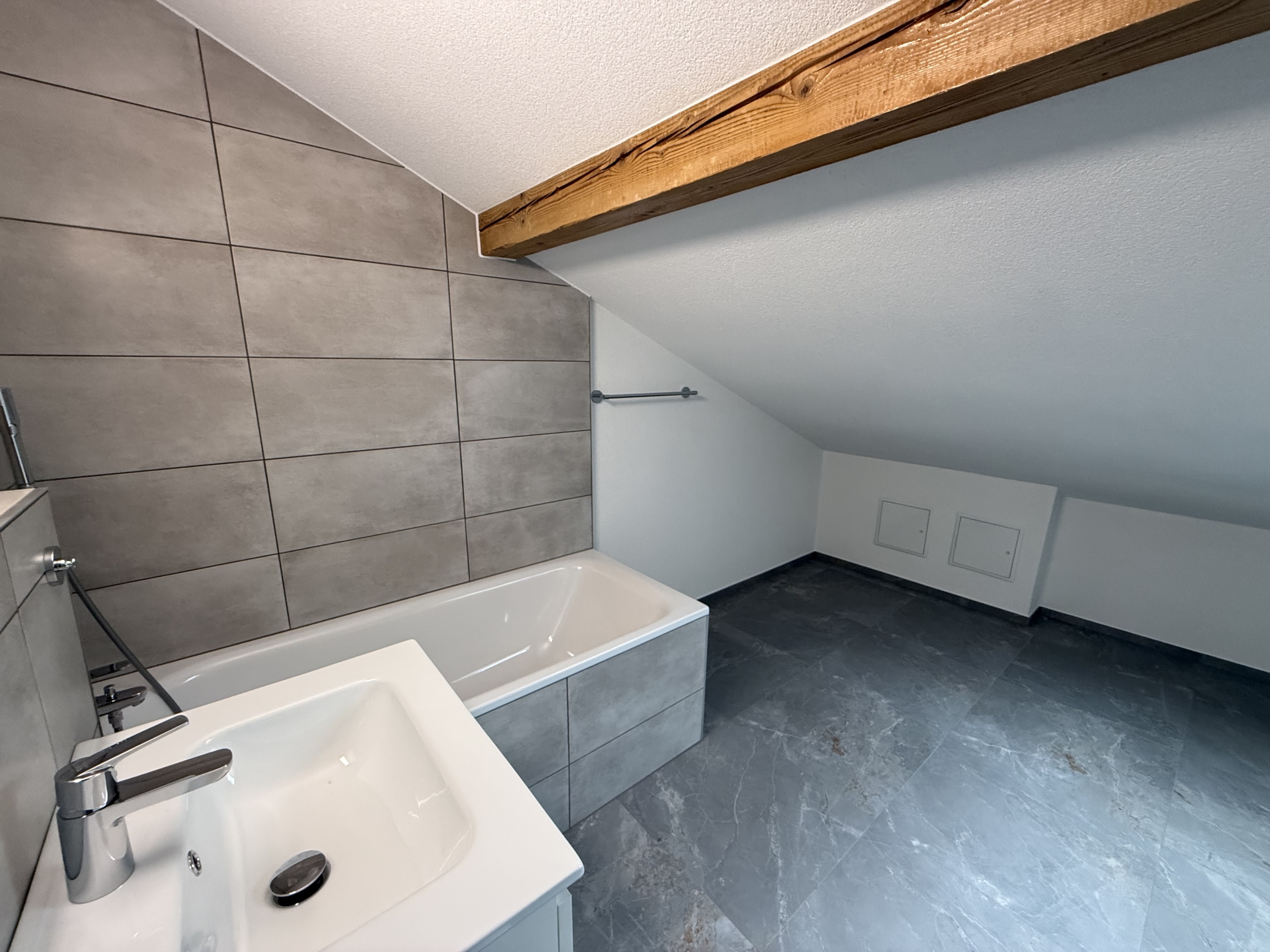 Dachbad mit Badewanne und Waschtisch
