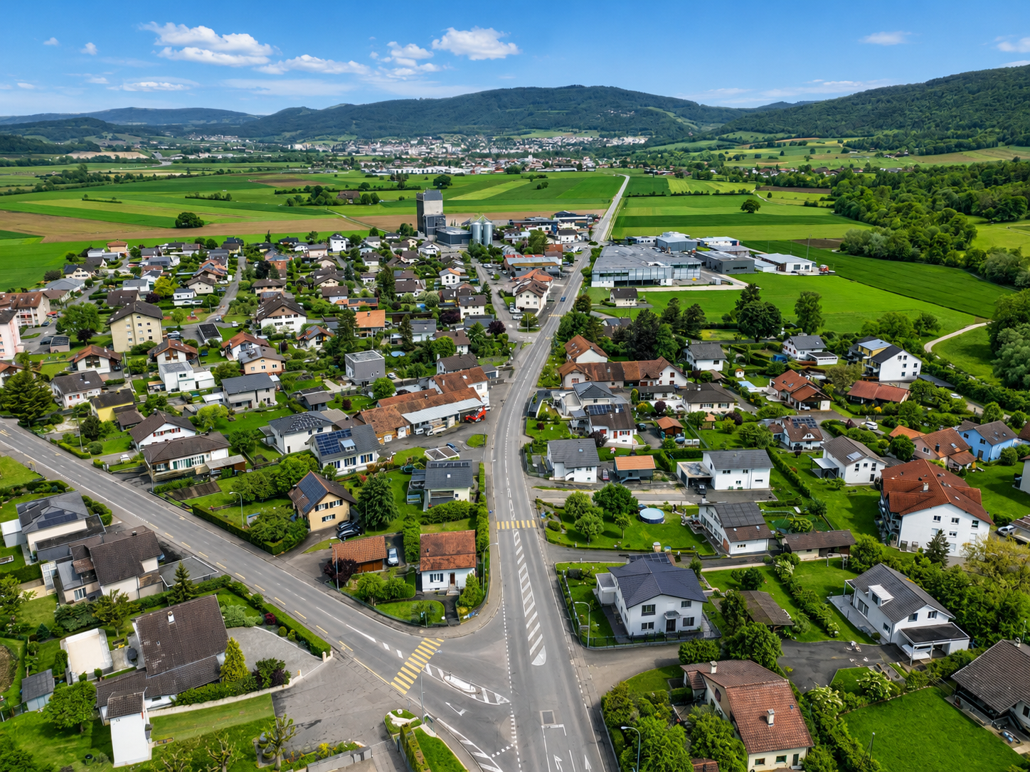 Luftaufnahme einer Wohnsiedlung im Grünen