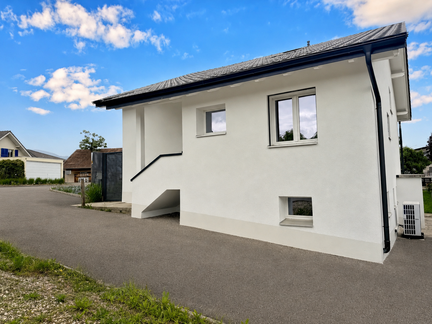 Moderne Hausansicht mit weißer Fassade