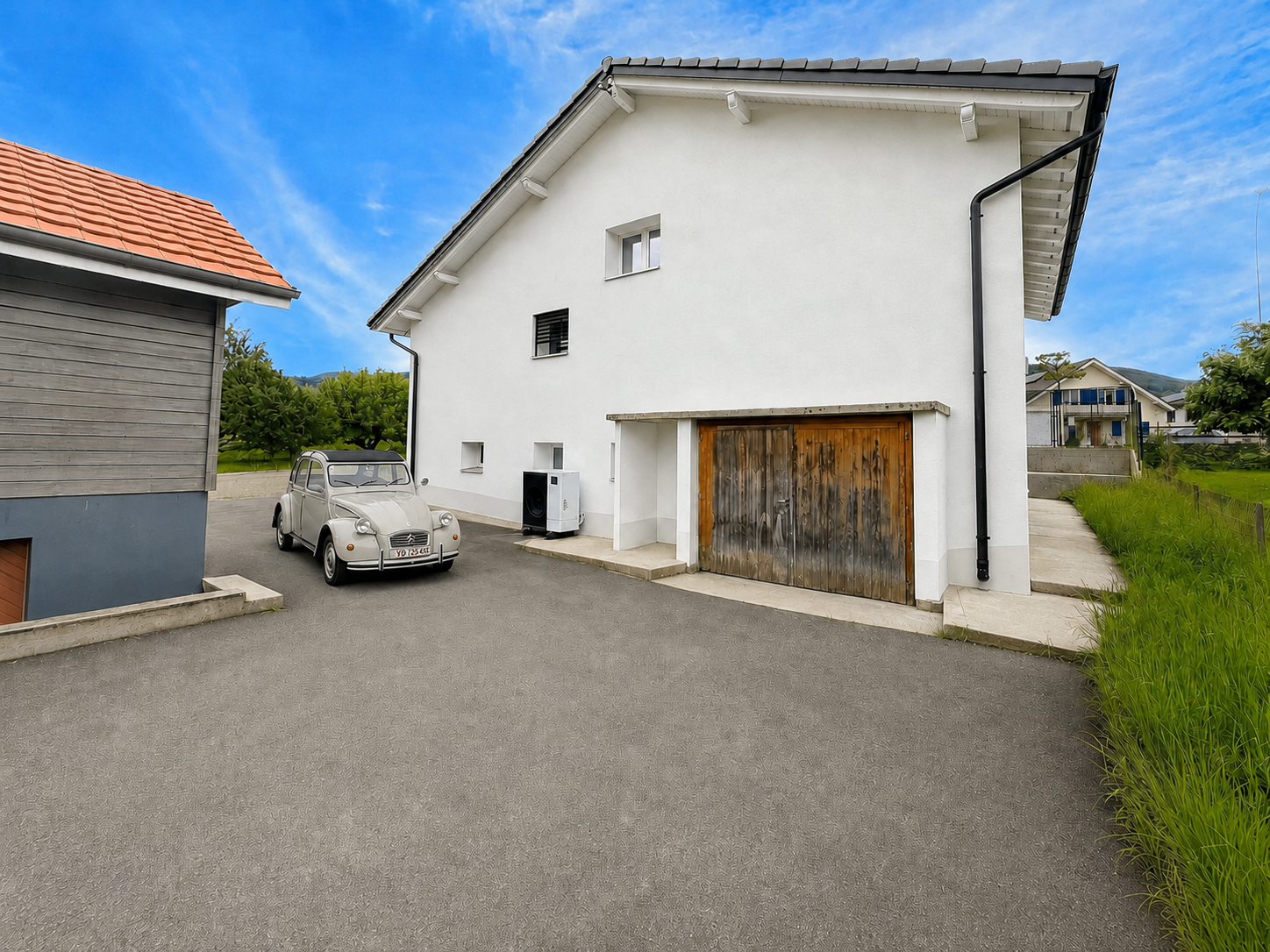 Moderne Hausfassade mit Doppelgarage und Hof