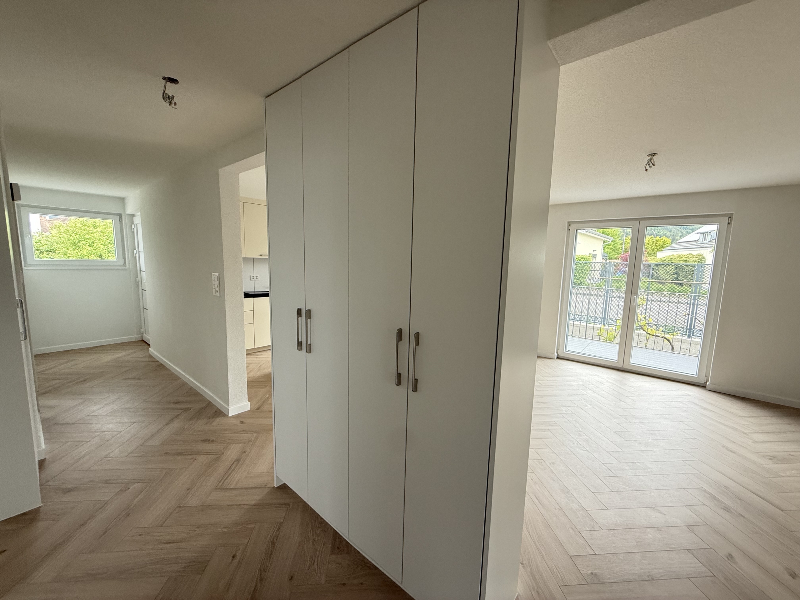 Heller Flur mit Einbauschrank und Blick in Wohnräume