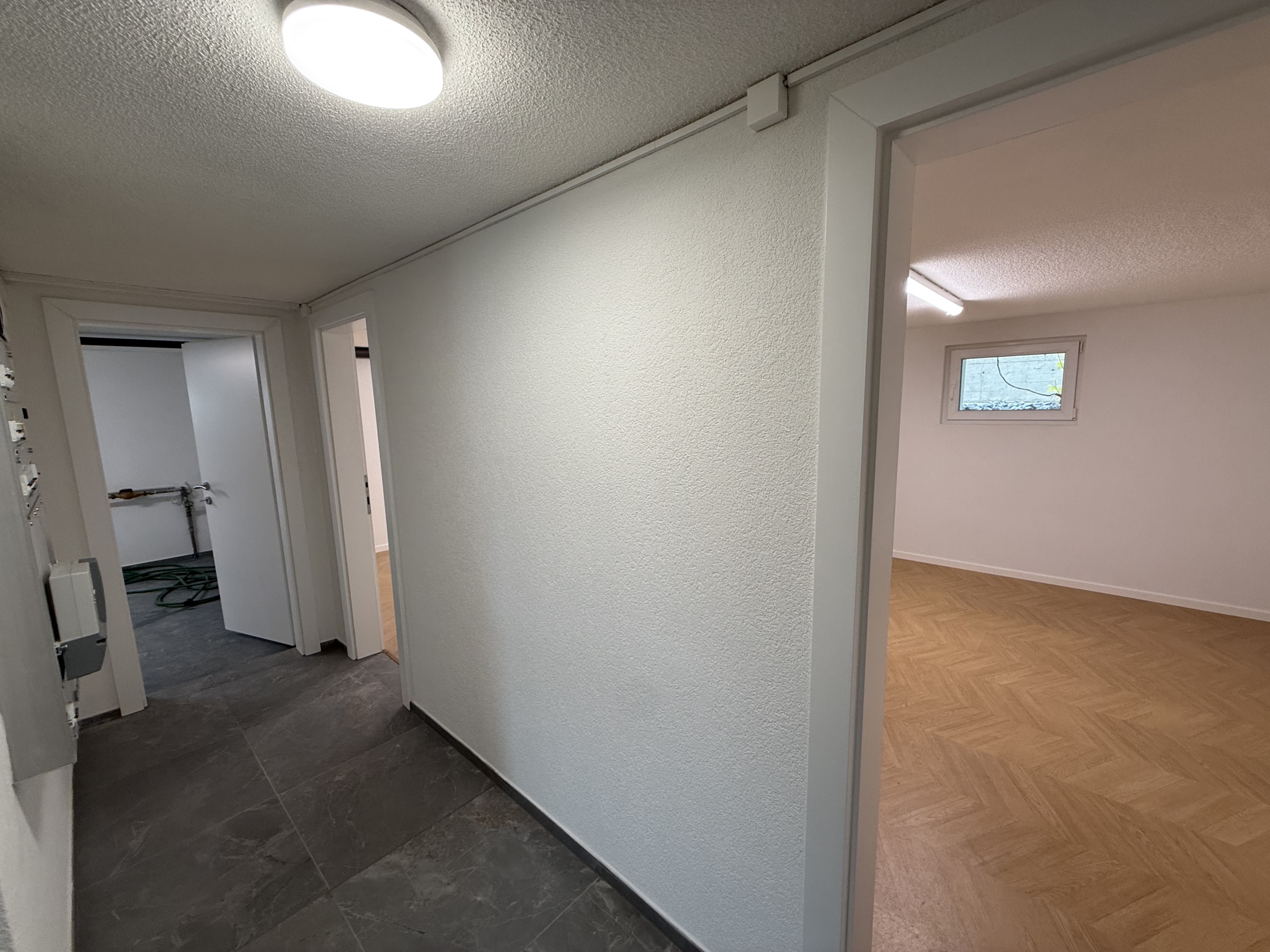 Flur mit zwei Räumen
